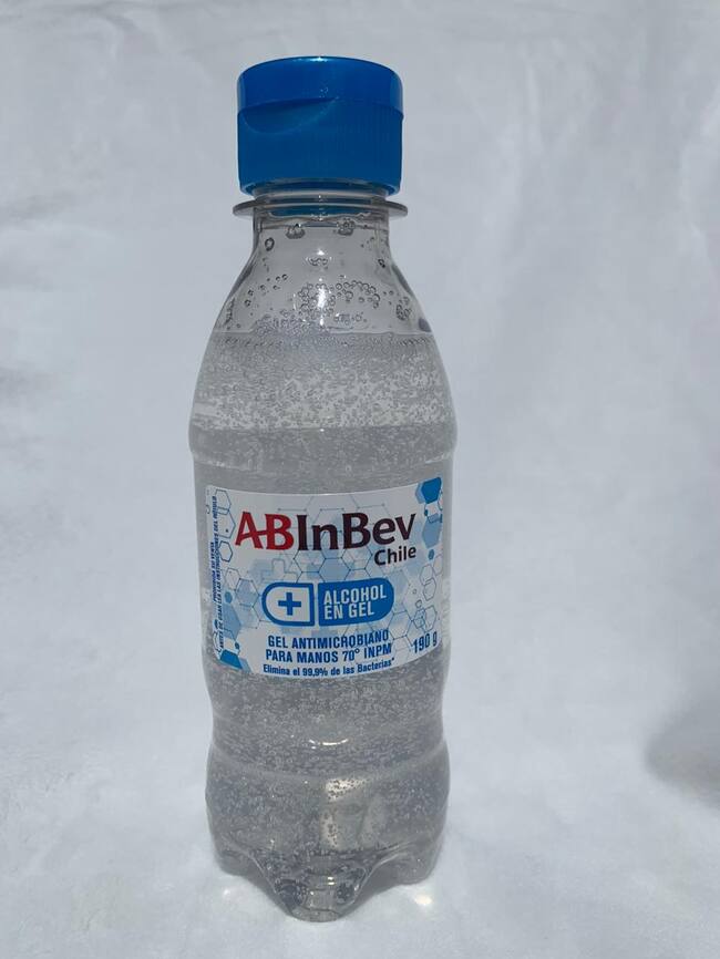 Alcohol gel fabricado por AB InBev Chile.