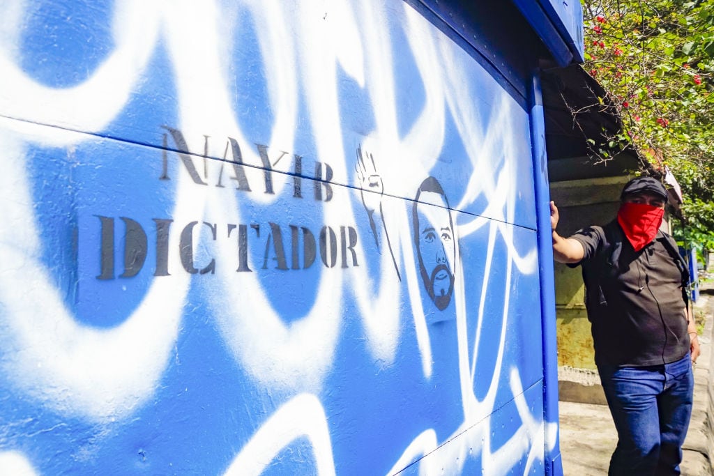 Mural en contra del gobernante en la ciudad de San Salvador