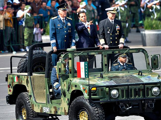 Cienfuegos acompañando a Enrique Peña Nieto
