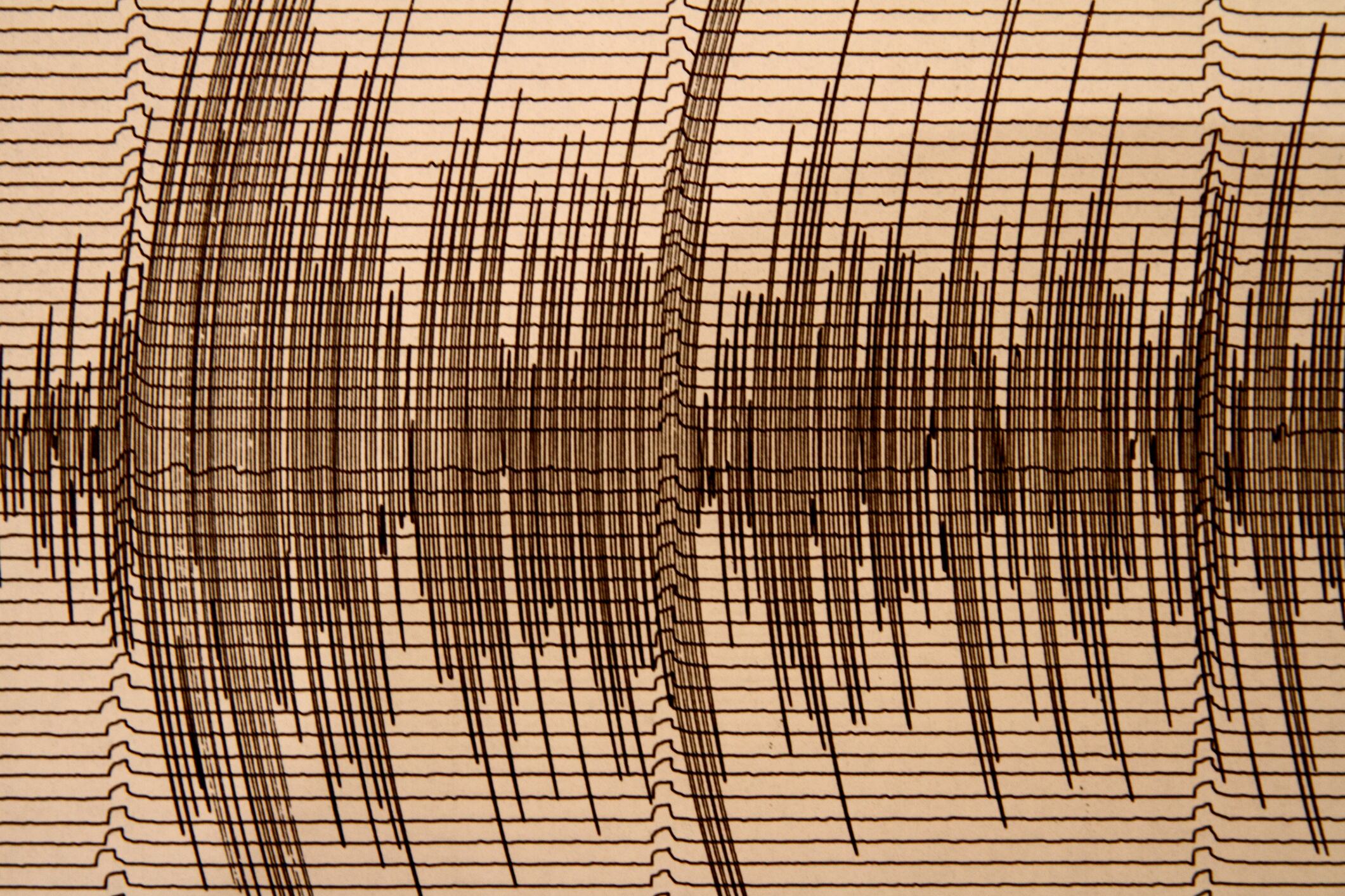 Imagen referencial de un sismógrafo detectando un terremoto