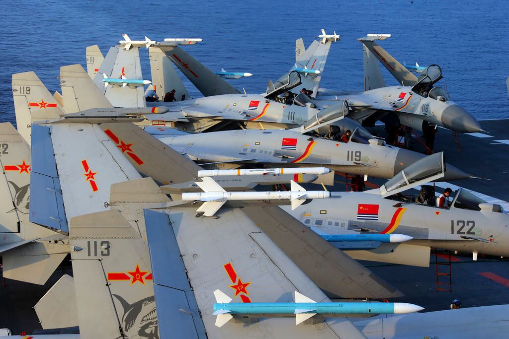 Jets de guerra J15 de China sobre un portaaviones