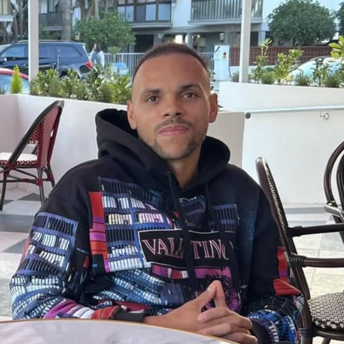 Jugó en Barcelona, estuvo en Chile y así habla de Arturo Vidal y Colo Colo: “Es un equipo grande”