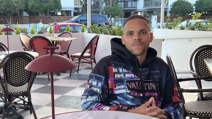 Jugó en Barcelona, estuvo en Chile y así habla de Arturo Vidal y Colo Colo: “Es un equipo grande”