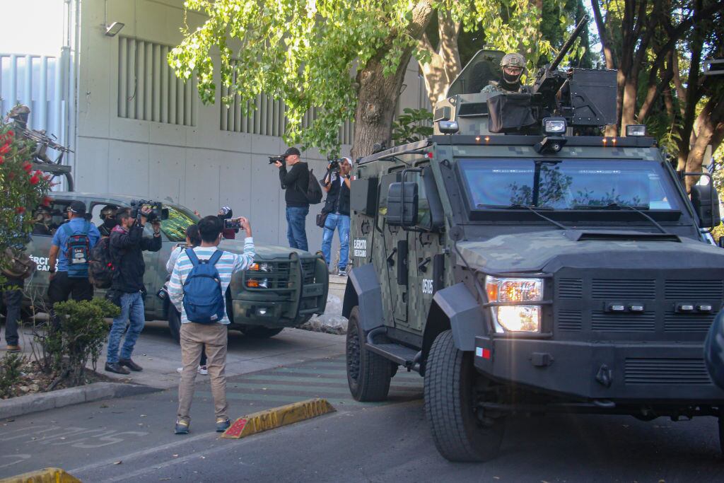 El narcotraficante Ovidio Guzman es ingresado a una prisión en México