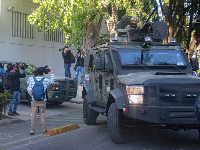 El narcotraficante Ovidio Guzman es ingresado a una prisión en México