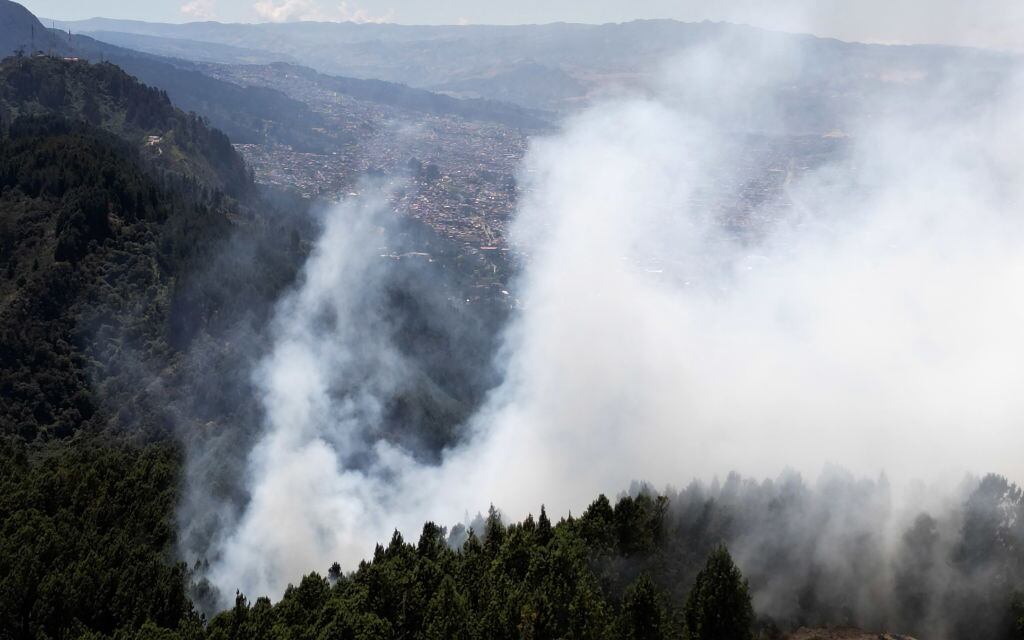 El fuego consume los bosques en un cerro cercano a la ciudad de Bogotá en Colombia, mientras los incendios forestales generan alerta en ese país.