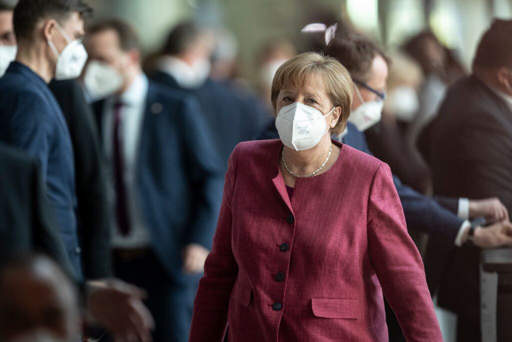 Angela Merkel tras participar en la votación en el Bundestag