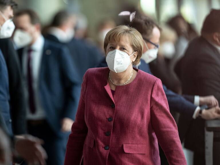 Angela Merkel tras participar en la votación en el Bundestag