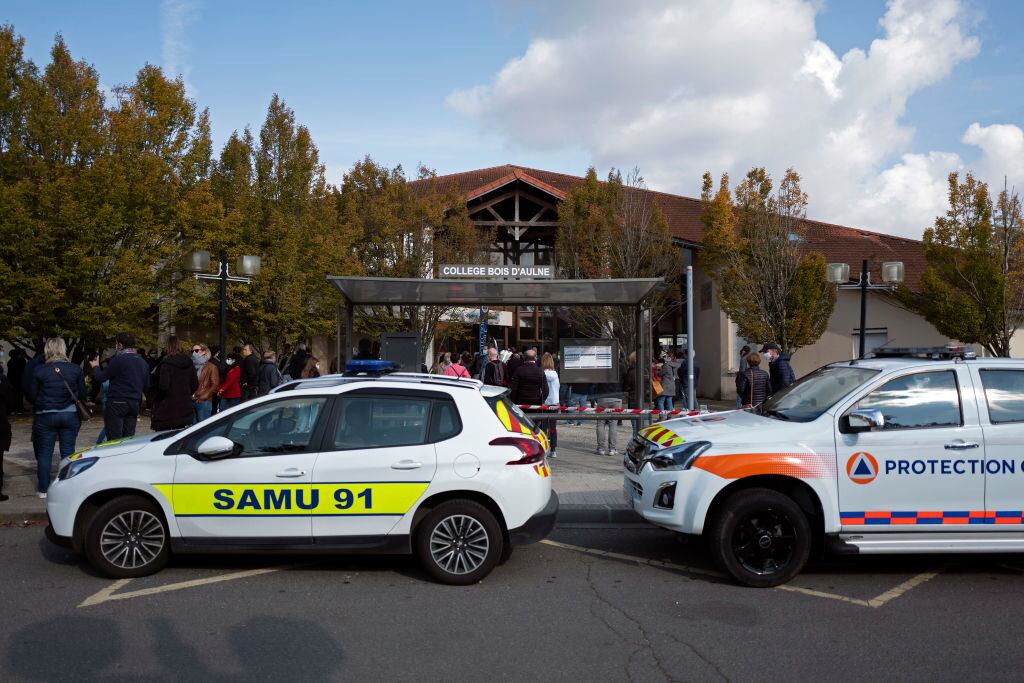 Policías custodian escuela donde asesinaron a un profesor en Conflans-Sainte-Honorine