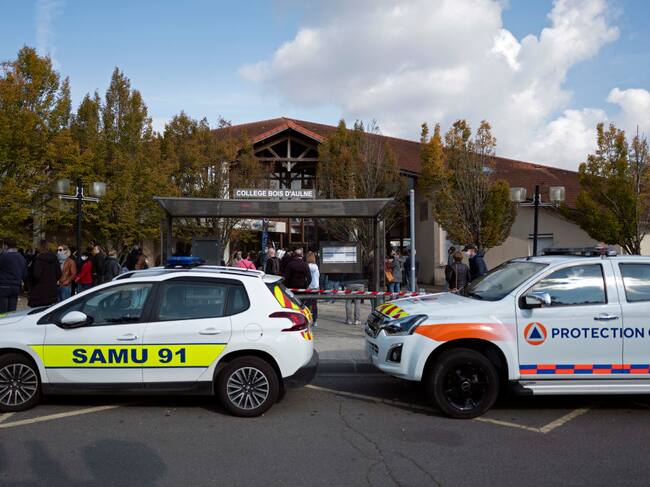 Policías custodian escuela donde asesinaron a un profesor en Conflans-Sainte-Honorine