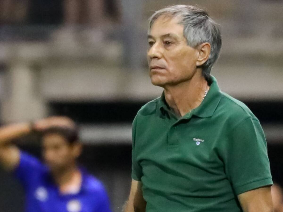 Ariel Holan destaca el repunte de Mauricio Isla tras victoria ante La Serena: «Defensivamente se sacrificó para el equipo»