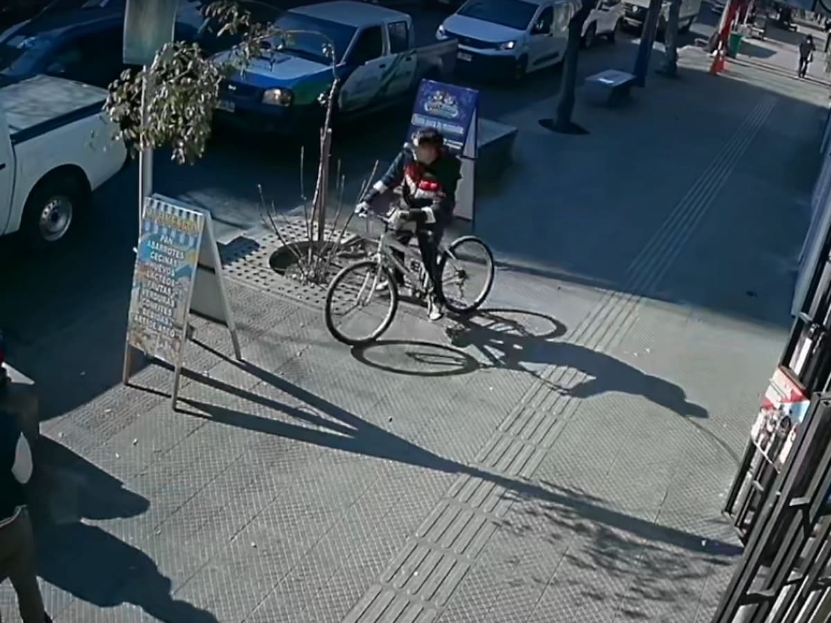 Se bajó a amenazarlo y terminó peor: La impactante reacción de un Carabinero (R) ante el ataque de un ciclista en Santiago