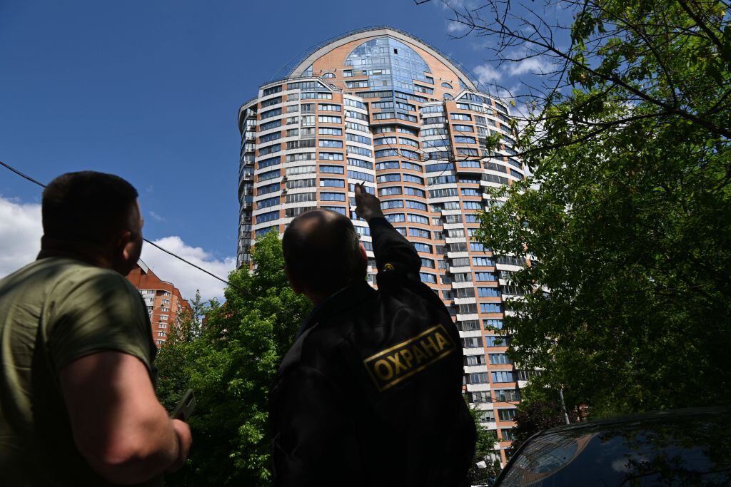 Guardias observan zona del ataque con un dron a un edificio de Moscú