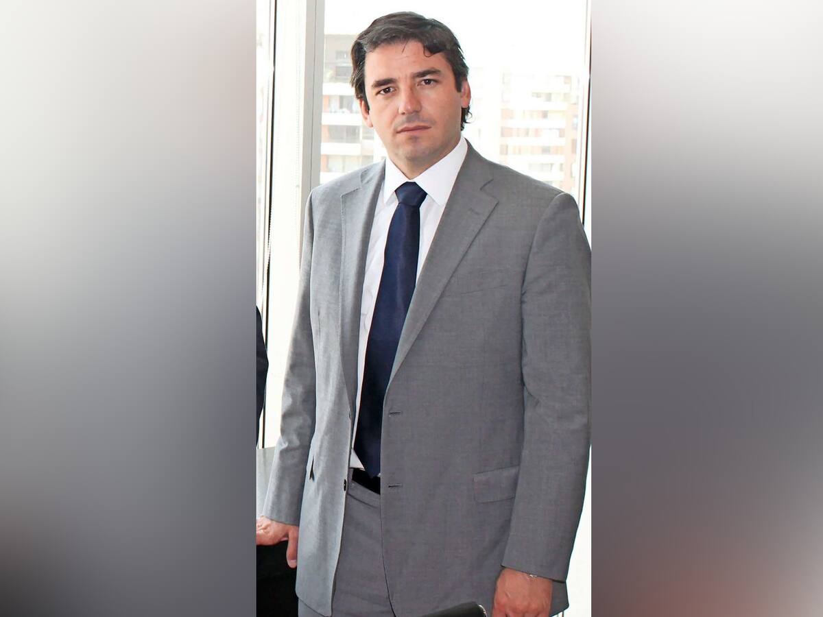 Otro sacudón en la U: Carlos Larraín Mery renuncia al directorio de Azul Azul