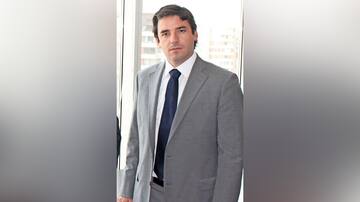 Otro sacudón en la U: Carlos Larraín Mery renuncia al directorio de Azul Azul