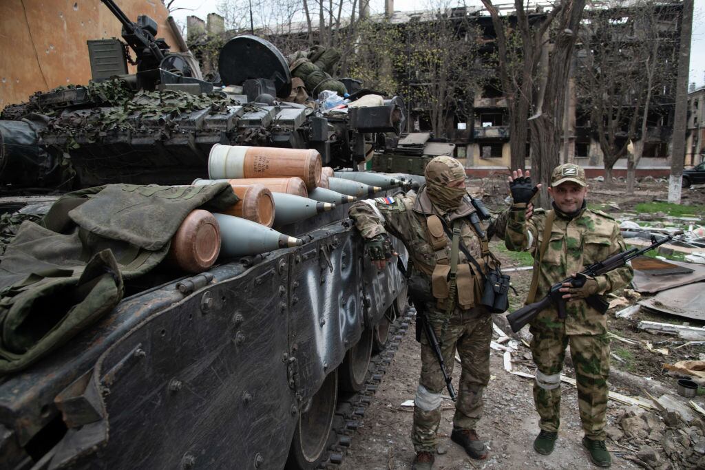 Soldados de Rusia celebran junto a un tanque la conquista de Mariúpol