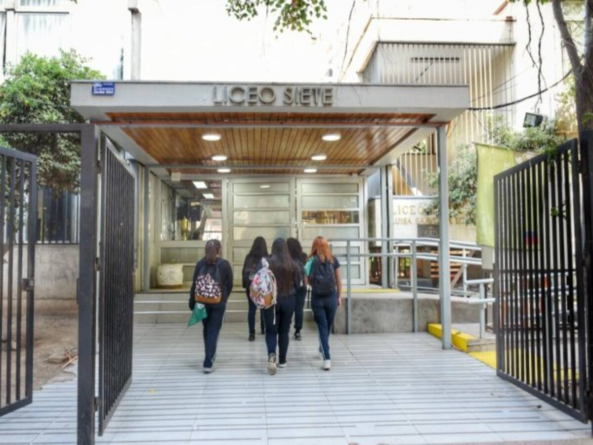 Manifestaciones obligaron a suspender las clases: concejala republicana denuncia adoctrinamiento político en el Liceo 7 de Providencia