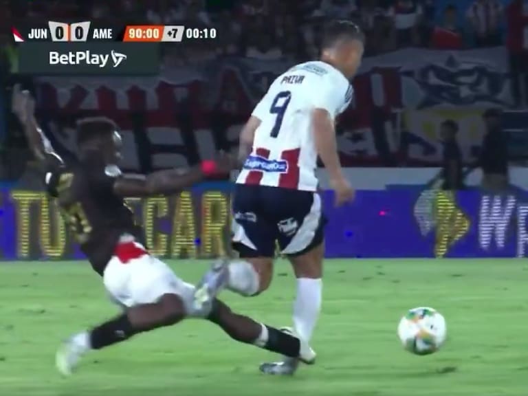 El brutal planchazo que recibió un ex Colo Colo da la vuelta al mundo: podría perderse el resto del semestre