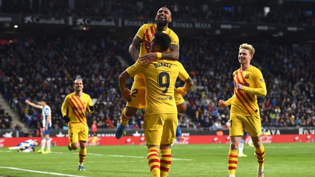 BARCELONA, SPAIN - JANUARY 04: Arturo Vidal of FC Barcelona celebrates with teammates after scoring his team's second goal during the La Liga match between RCD Espanyol and FC Barcelona at RCDE Stadium on January 04, 2020 in Barcelona, Spain. (Photo by Alex Caparros/Getty Images)