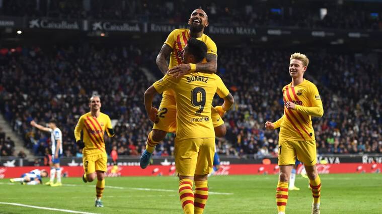 BARCELONA, SPAIN - JANUARY 04: Arturo Vidal of FC Barcelona celebrates with teammates after scoring his team's second goal during the La Liga match between RCD Espanyol and FC Barcelona at RCDE Stadium on January 04, 2020 in Barcelona, Spain. (Photo by Alex Caparros/Getty Images)