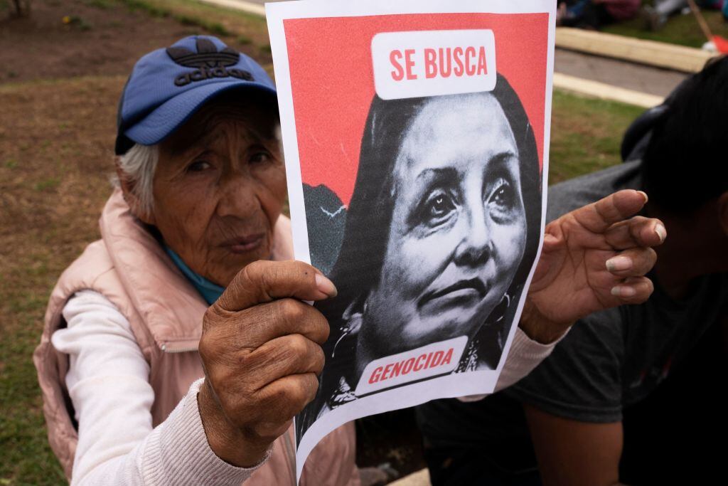 Mujer con cartel que pide la salida de Boluarte de la presidencia