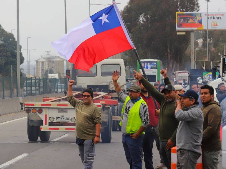 Camioneros descolgados llegan a acuerdo con el Gobierno y deponen paralización