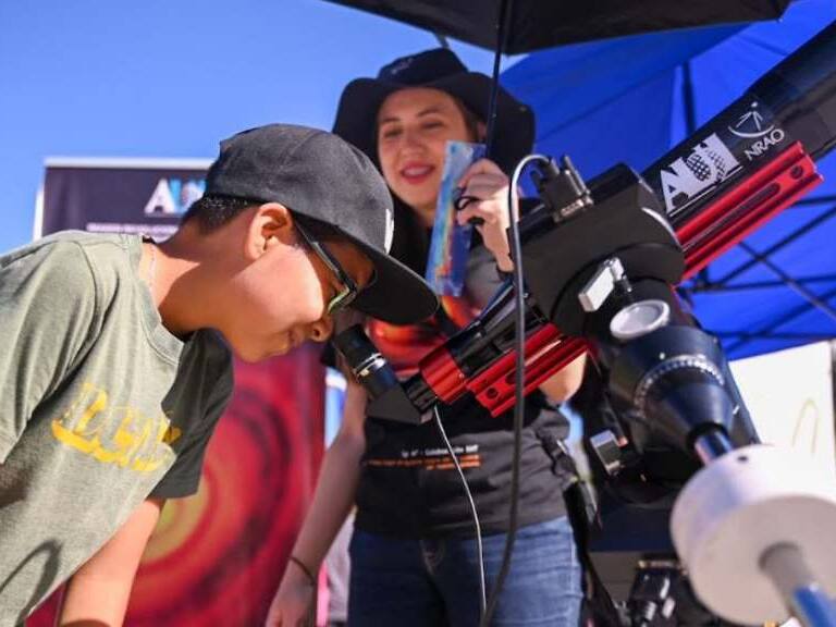 Democratizando el conocimiento: la ministra de Ciencia y Tecnología celebra el Día de la Astronomía en plaza pública de Maipú