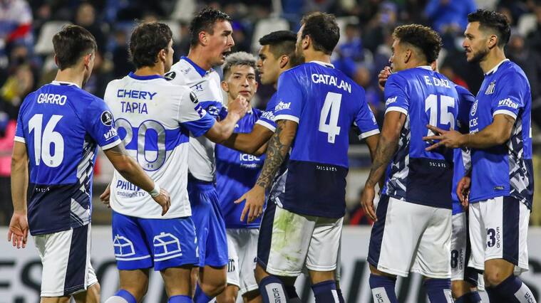 Universidad Católica castiga a 8 hinchas por incidentes en el duelo ante Talleres