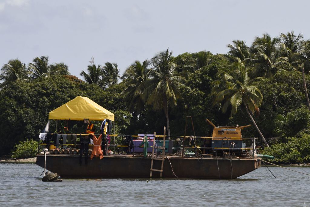 Una embarcación abandonada en un río de Nigeria.