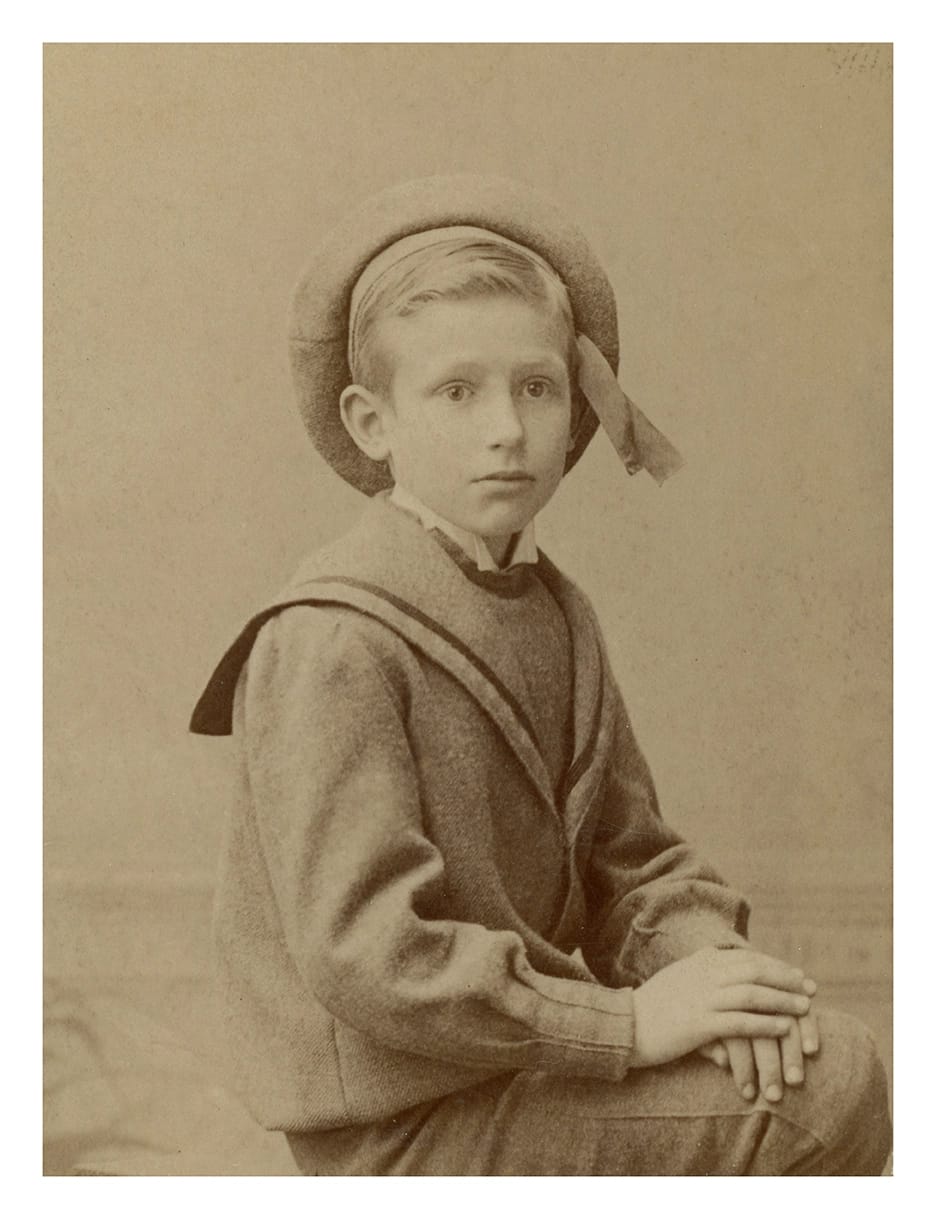 Julio Bertrand Vidal, quien de adulto se convirtió en un famoso arquitecto, poeta y fotógrafo, miembro del Grupo de losX. Estudio Fotografía Central V. López, c.1900.