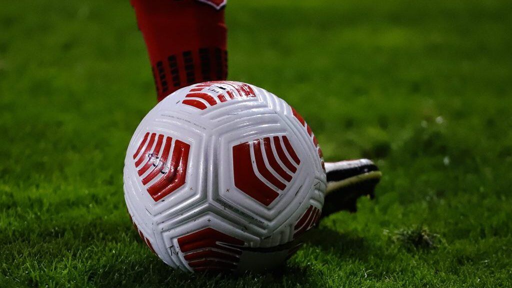 28 de Marzo del 2021/CHILLANUn jugador se alista a patear el balon , durante el partido valido por la Primera fecha del Campeonato Nacional AFP PlanVital 2021, entre Ñublense vs Universidad Catolica, disputado en el Estadio Nelson Oyarzun Arenas.
FOTO:FELIPE VENEGAS/AGENCIA UNO