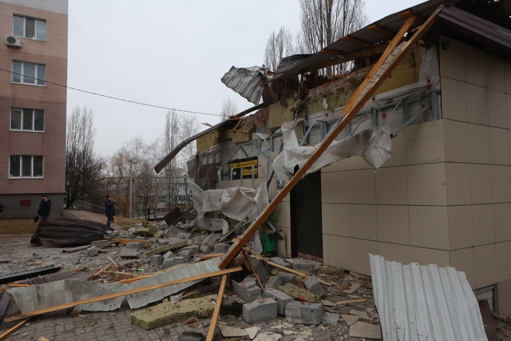 Una vivienda civil destruida por los ataques aéreos de Ucrania contra diferentes localidades de la región fronteriza de Belgorod en Rusia.