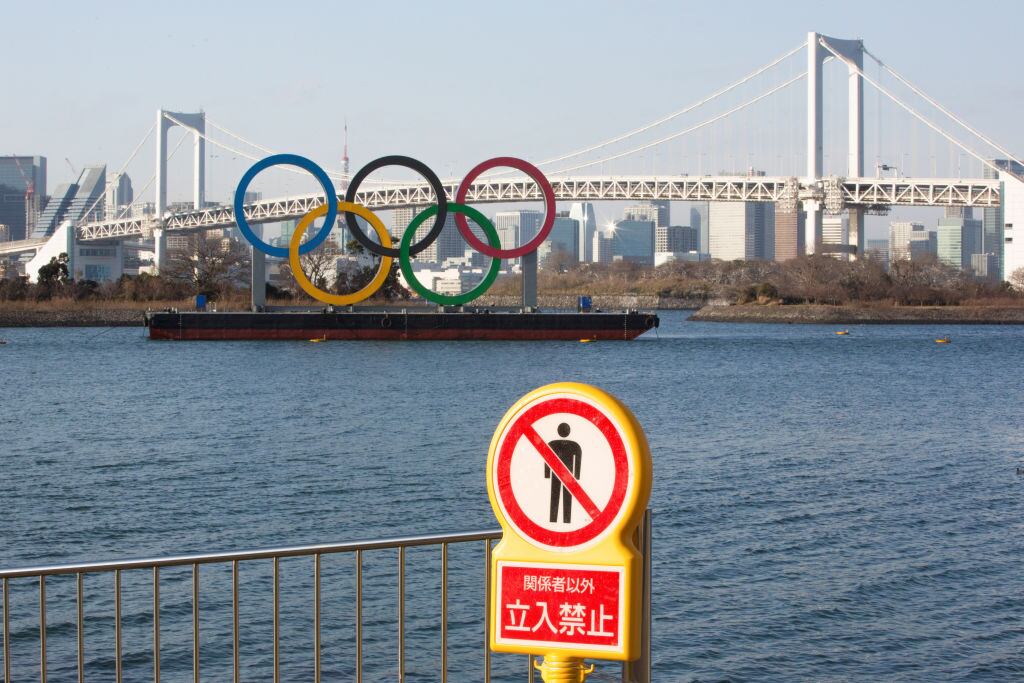 Prohibición de paso ante el logo de los JJOO en Tokio