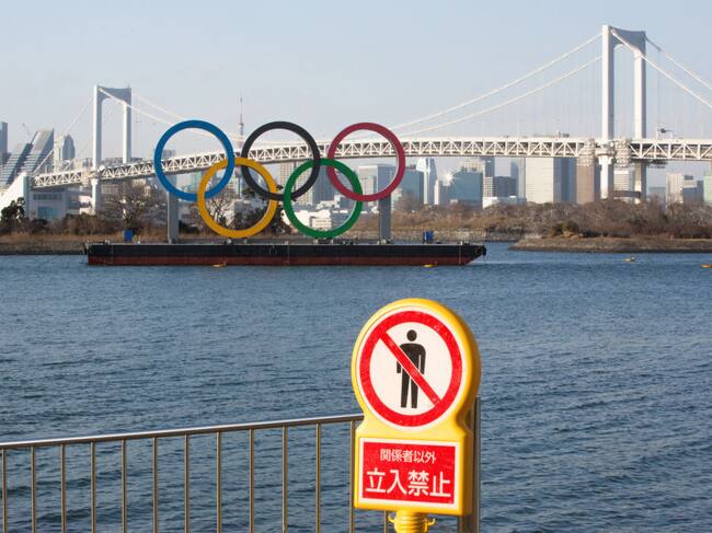 Prohibición de paso ante el logo de los JJOO en Tokio