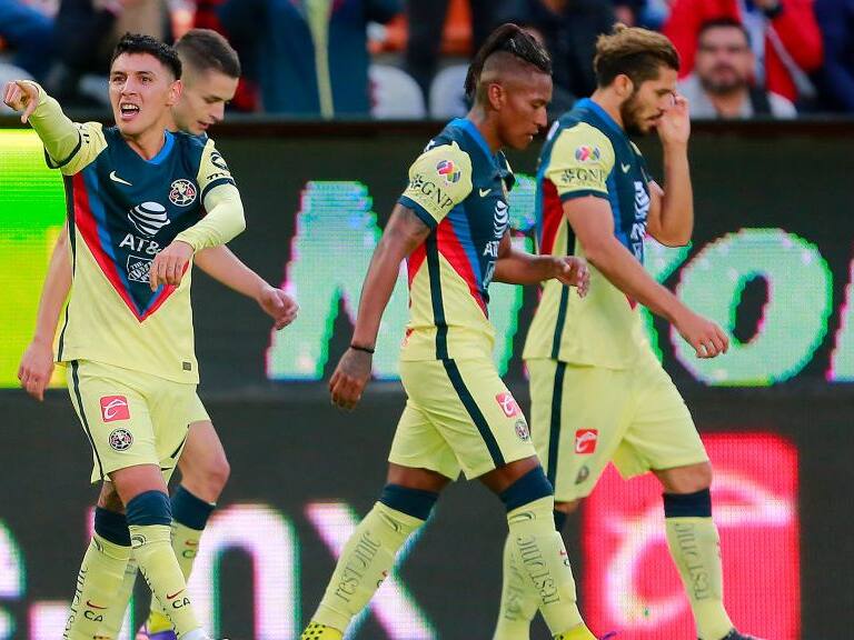 PACHUCA, MEXICO - MAY 13: Leonardo Suarez (L) of America celebrates after scoring his team's first goal during the quarterfinals first leg match between Pachuca and America as part of the Torneo Guard1anes 2021 Liga MX at Hidalgo Stadium on May 13, 2021 in Pachuca, Mexico. (Photo by Mauricio Salas/Jam Media/Getty Images)