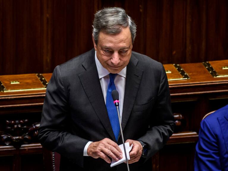 El primer ministro italiano Mario Draghi da su discurso de despedida