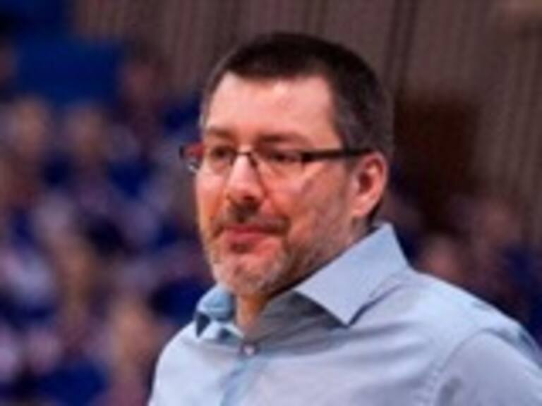 Entrenador de baloncesto se enoja y arremete contra árbitro