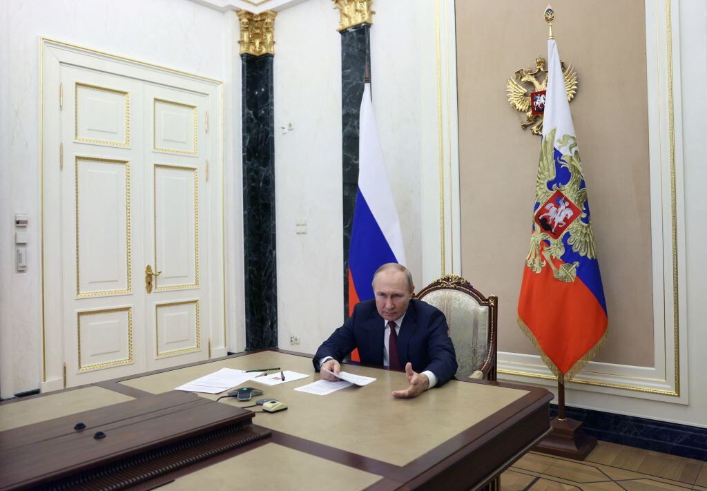 El presidente de Rusia Vladimir Putin en una oficina en el Kremlin