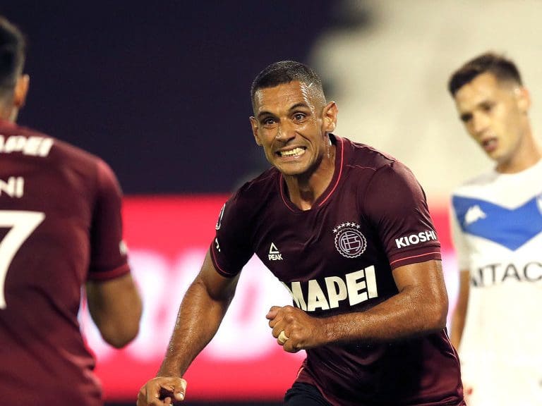 BUENOS AIRES, ARGENTINA - JANUARY 06: José Sand of Lanus celebrates with teammate Nicolás Orsini after scoring the first goal of his team during a semifinal first leg match between Velez and Lanus as part of Copa CONMEBOL Sudamericana 2020 at Jose Amalfitani Stadium on January 06, 2021 in Buenos Aires, Argentina. (Photo by Natacha Pisarenko - Pool/Getty Images)