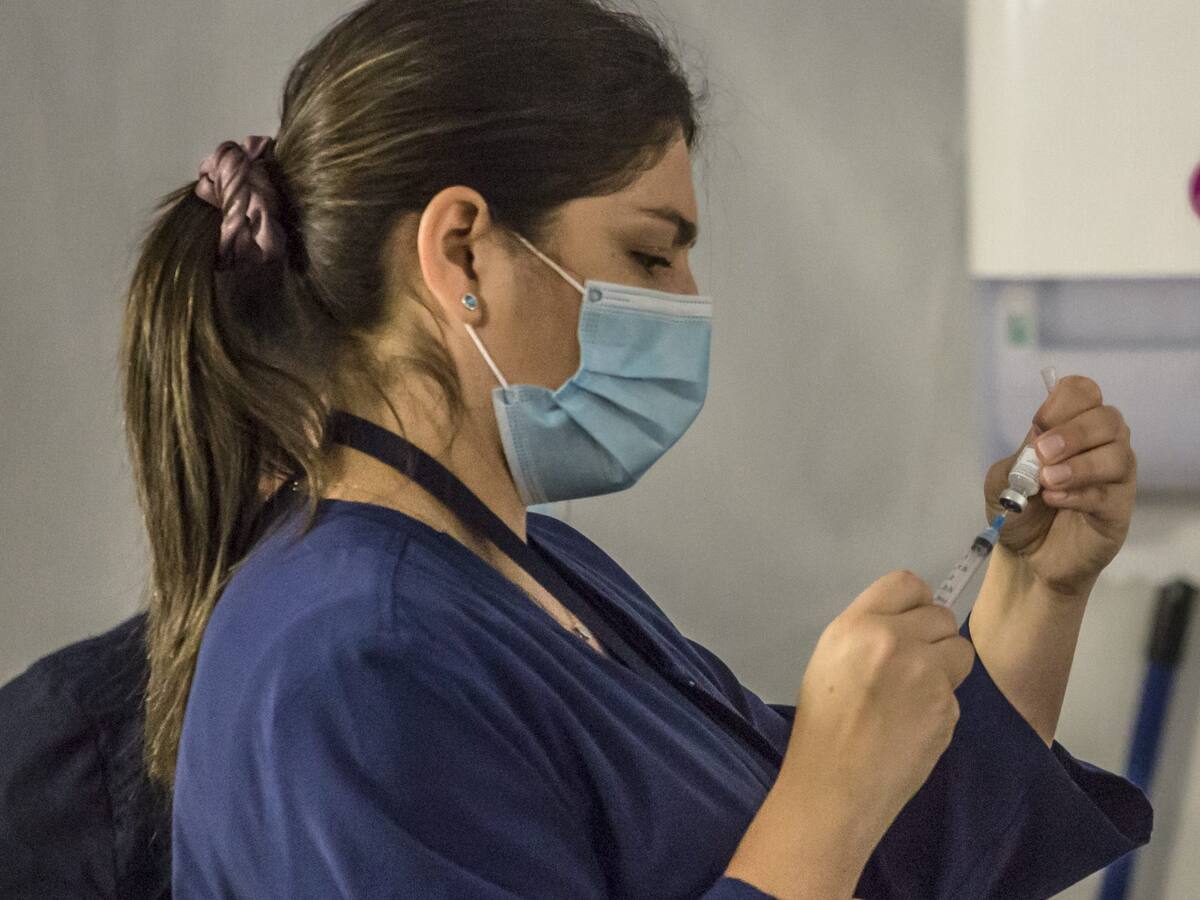 Colegio de Enfermeras advirtió sobre posibilidad de que otros profesionales de salud puedan vacunar contra el coronavirus