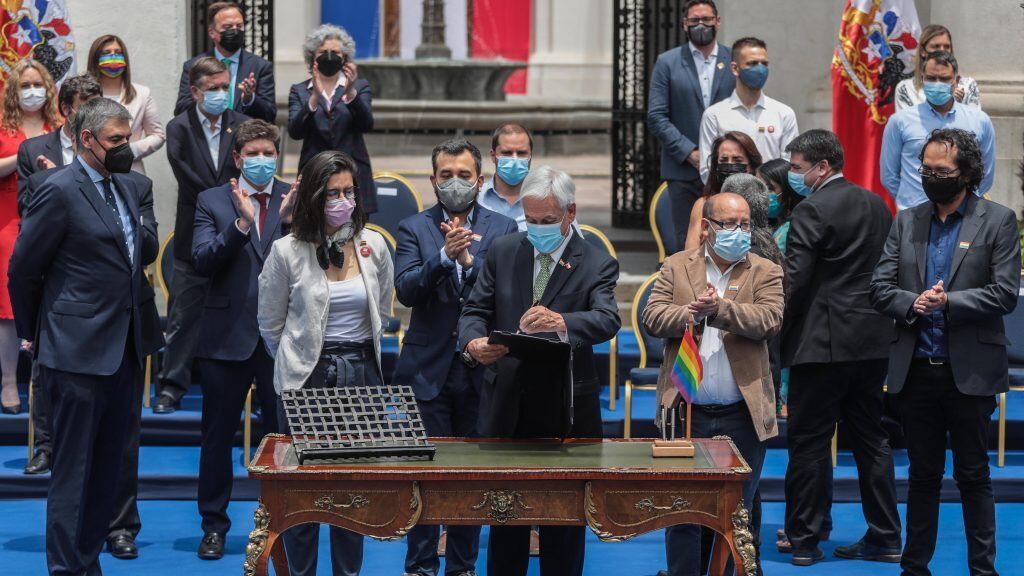 9 de diciembre del 2021/SANTIAGOEl Presidente de la República, Sebastián Piñera, acompañado por ministros, subsecretarios, parlamentarios y representantes de la sociedad civil, promulga ley de Matrimonio Igualitario, en el patio de Los Cañones del Palacio de La Moneda. FOTO: SEBASTIAN BELTRAN GAETE/AGENCIAUNO