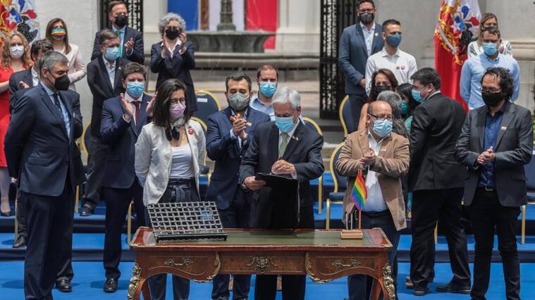9 de diciembre del 2021/SANTIAGOEl Presidente de la República, Sebastián Piñera, acompañado por ministros, subsecretarios, parlamentarios y representantes de la sociedad civil, promulga ley de Matrimonio Igualitario, en el patio de Los Cañones del Palacio de La Moneda. FOTO: SEBASTIAN BELTRAN GAETE/AGENCIAUNO