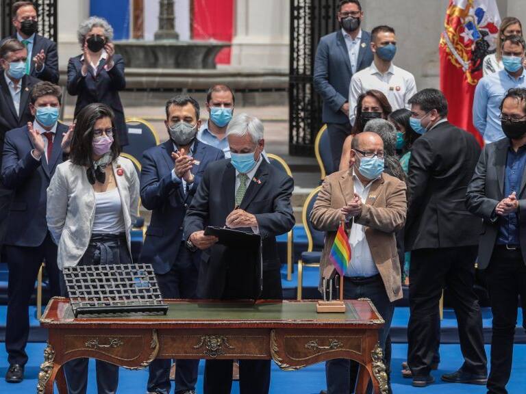 9 de diciembre del 2021/SANTIAGOEl Presidente de la República, Sebastián Piñera, acompañado por ministros, subsecretarios, parlamentarios y representantes de la sociedad civil, promulga ley de Matrimonio Igualitario, en el patio de Los Cañones del Palacio de La Moneda. FOTO: SEBASTIAN BELTRAN GAETE/AGENCIAUNO