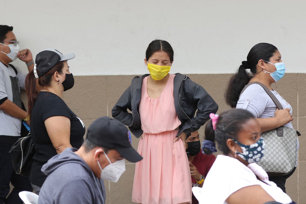 Las personas utilizan mascarillas en un centro médico en Ecuador