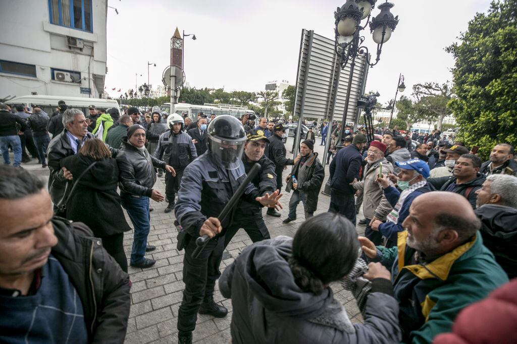 Fuerzas de seguridad de Túnez reprimen a manifestantes en la capital