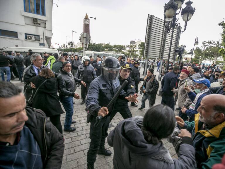 Fuerzas de seguridad de Túnez reprimen a manifestantes en la capital