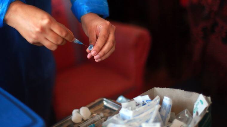 25 de Febrero del 2021/ SANTIAGO
Detalle de enfermera manipulando una dosis de la vacuna, durante el proceso de vacunacin a domicilio contra el Coronavirus, a personas con movilidad reducida de la comuna de Estacion Central, en medio de la pandemia de COVID-19.
Fotos: JOS FRANCISCO ZUIGA/ AGENCIAUNO