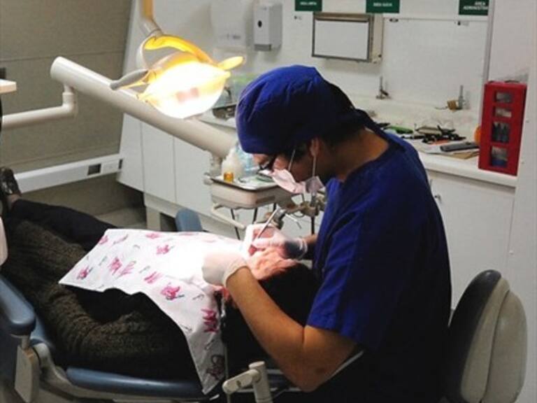 Jazanovich: Hay muchas cosas ridículas para revalidar un título odontológico en Chile