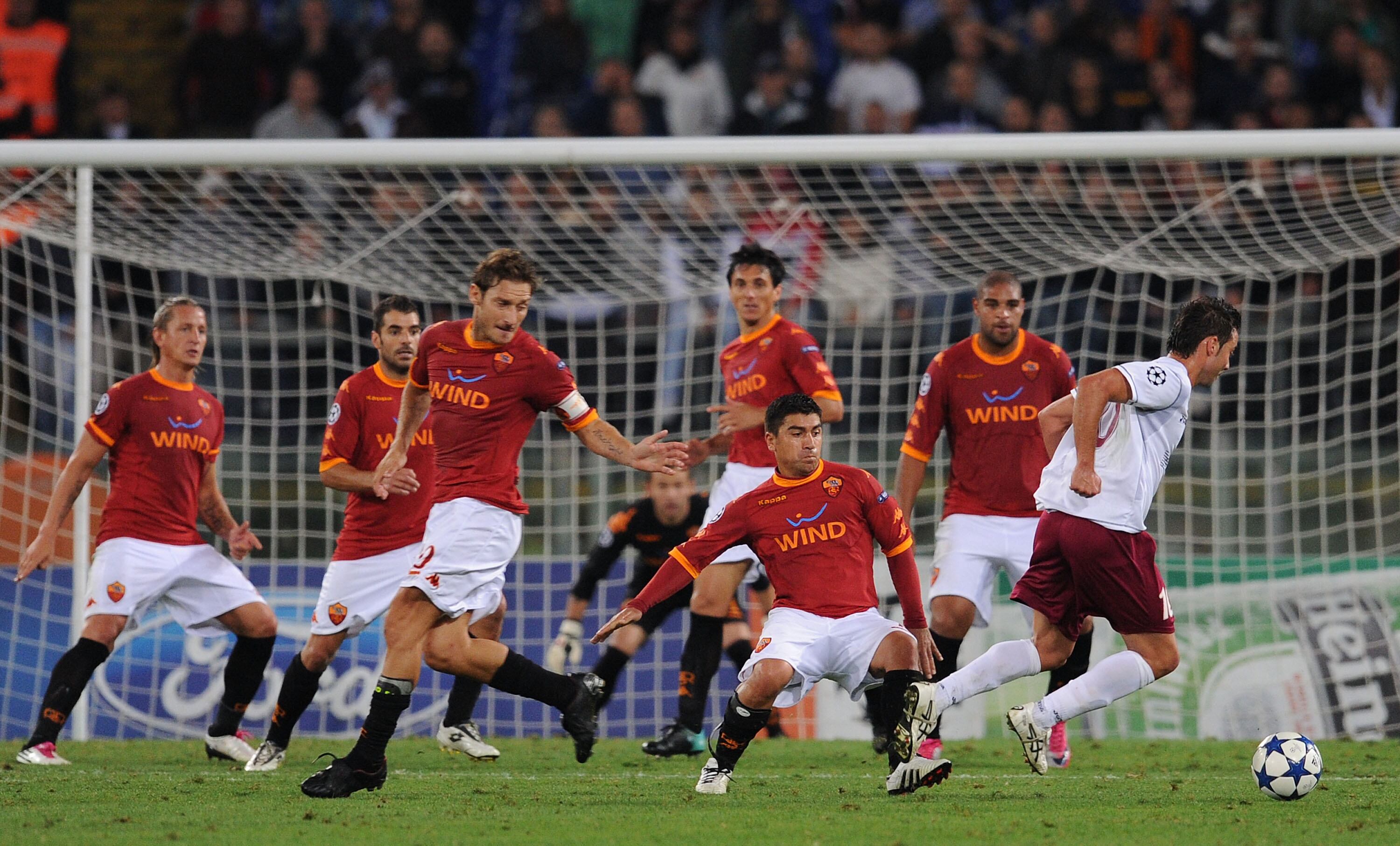 Adriano y David Pizarro en la Roma, año 2010. Foto: Getty Images