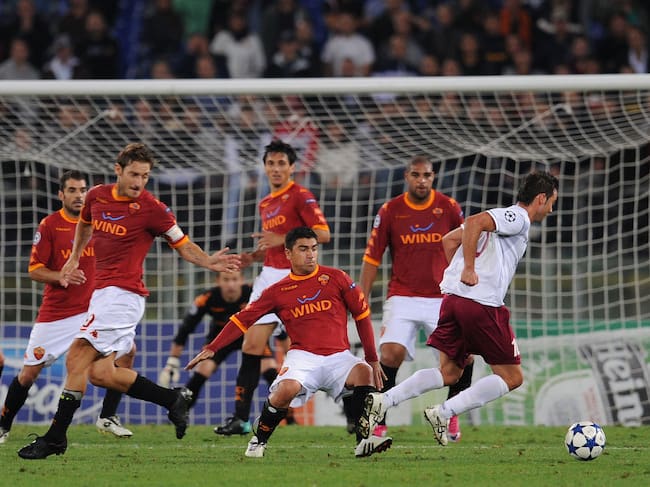 Adriano y David Pizarro en la Roma, año 2010. Foto: Getty Images